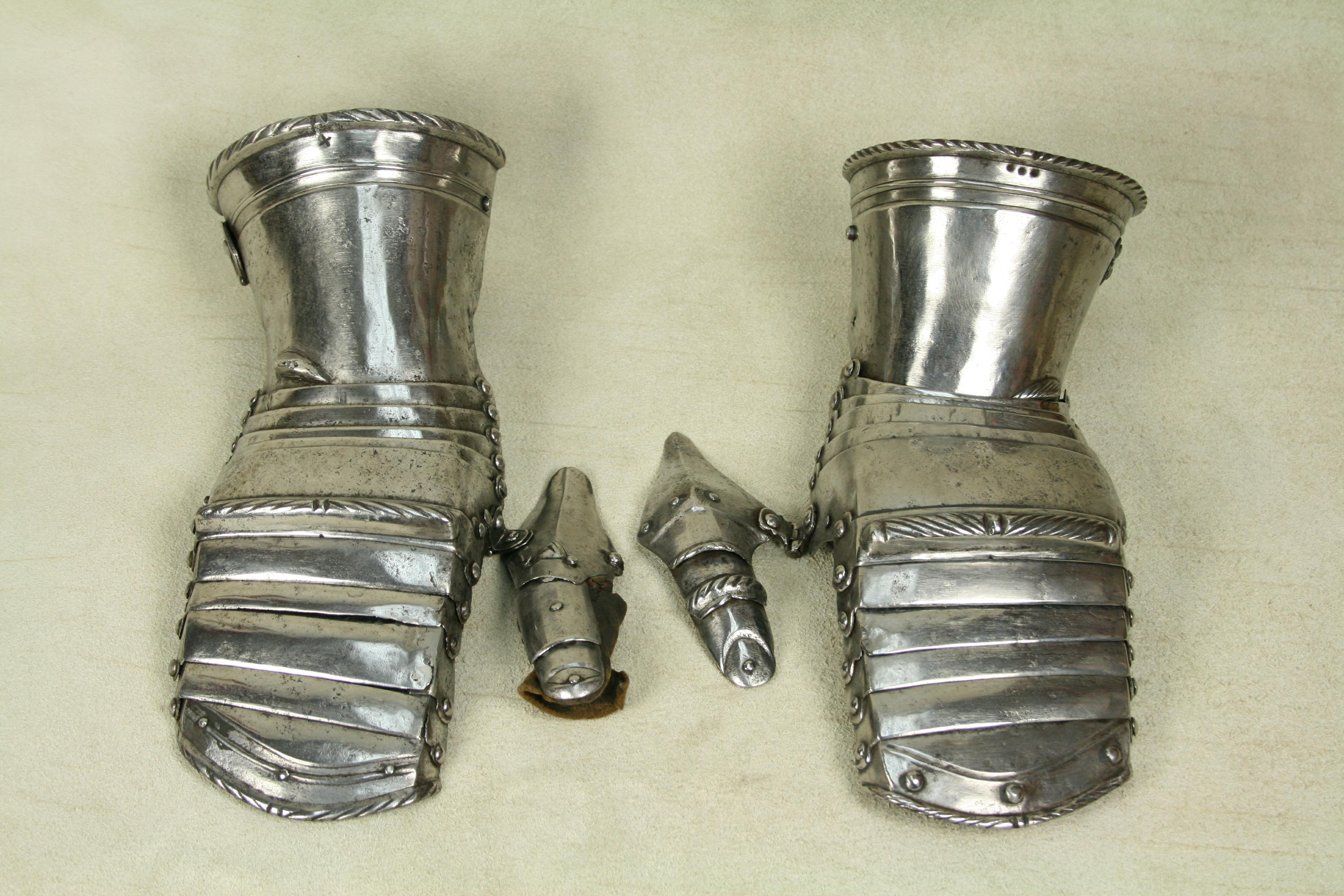 2 Gauntlets - A-104-pair-new-back