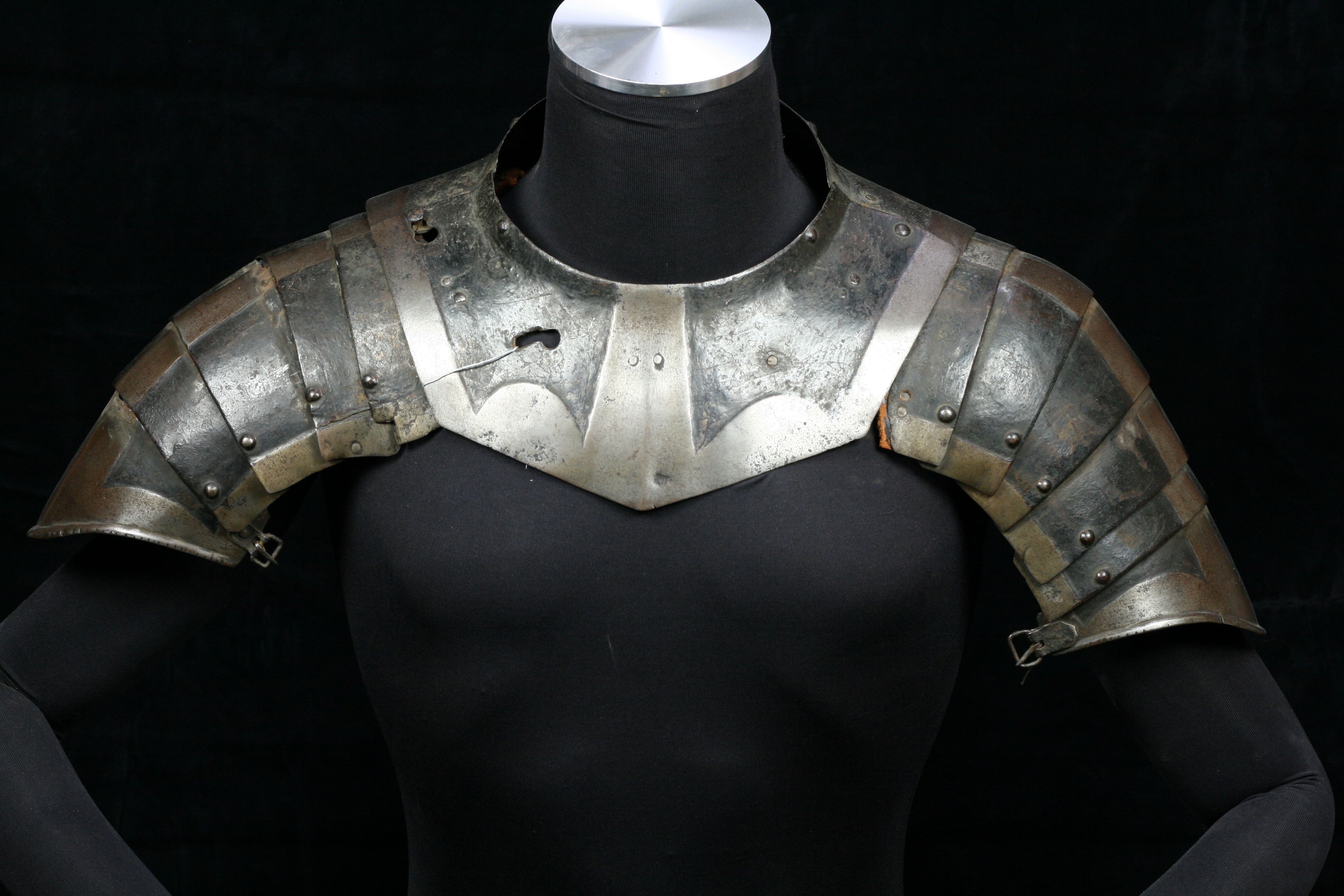 Black and white half suit - A-156-gorget-front