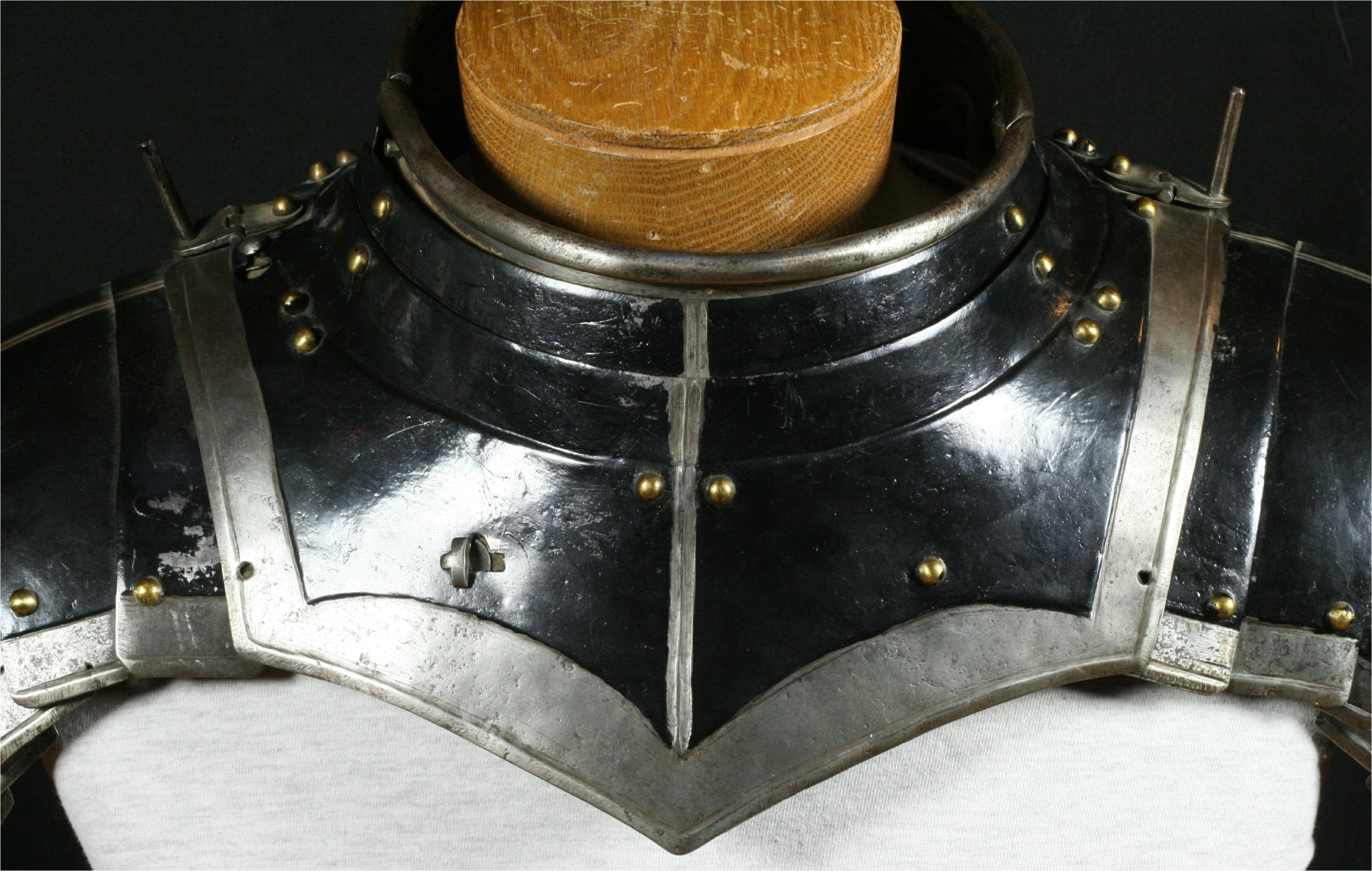Gorget with munions - A-219-center