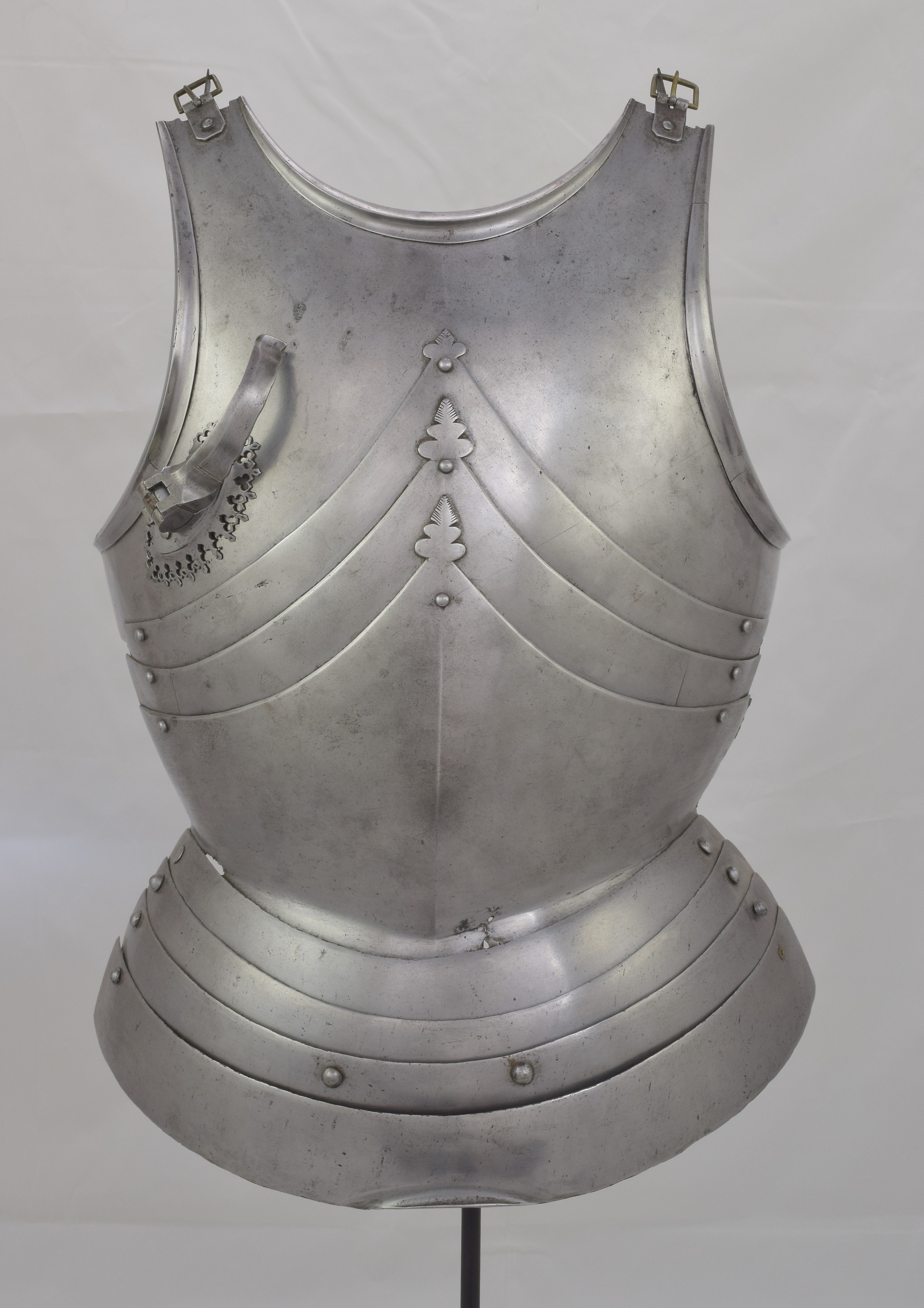 Breastplate - A-237-front-higher-lance-rest-installed-up-b