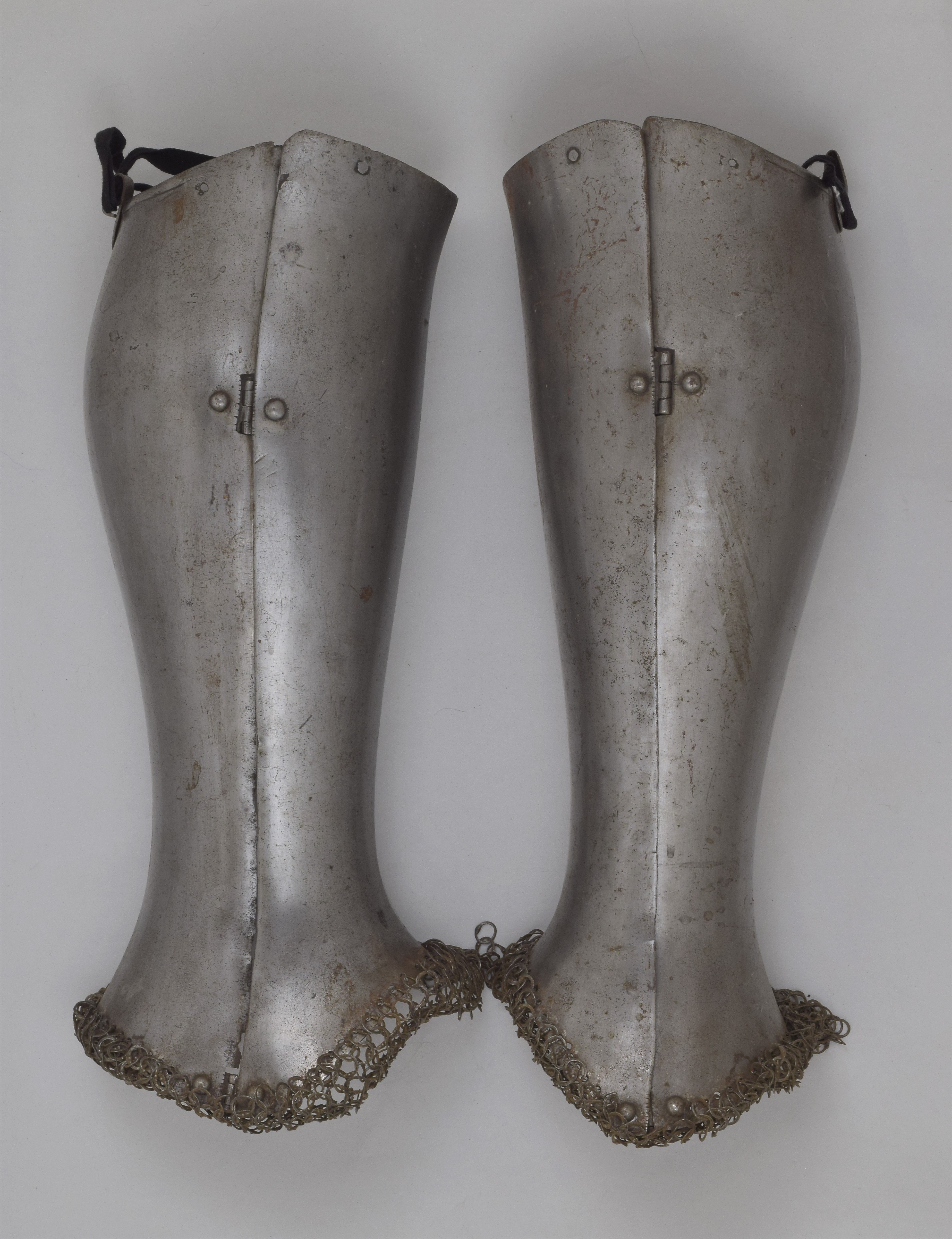 Pair of greaves - A-318-pair-outsides